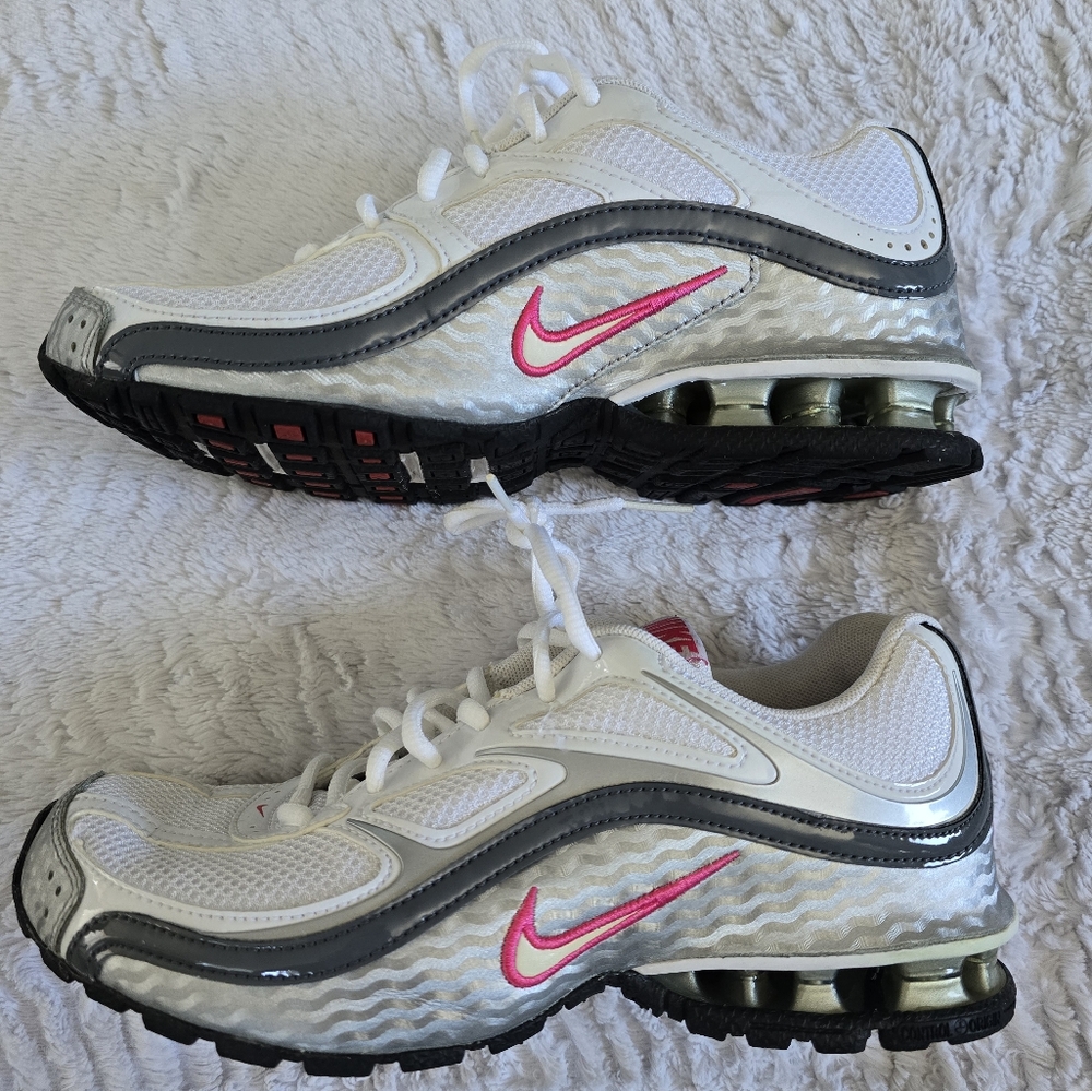 Nike Women's Reax Run 5 White and Pink Shoes Size 7 Brand New.